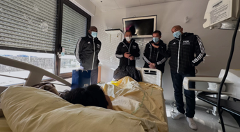 Galleria foto 'Del Piero e altre tre leggende Fifa visitano bimbi in ospedale a Parigi' - foto 1