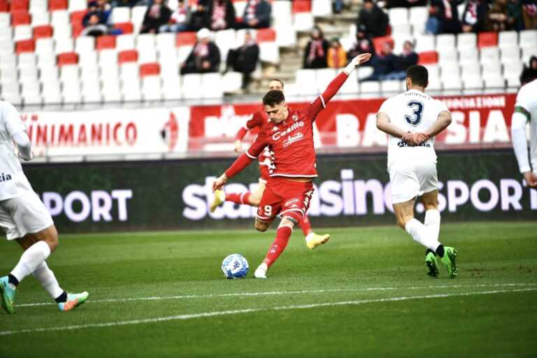 Bari: Esposito-Cheddira stendono il Cosenza. Biancorossi terzi in classifica