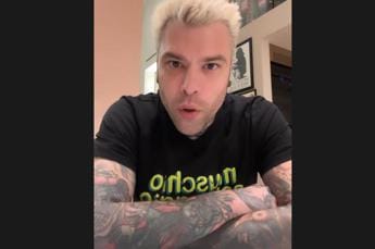 Fedez rompe silenzio social: “Inchiesta tv per scoprire se sono gay…”