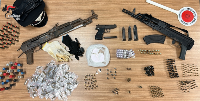 Bari, armi da guerra e droga nascosti in un box di proprietà di una coppia di anziani