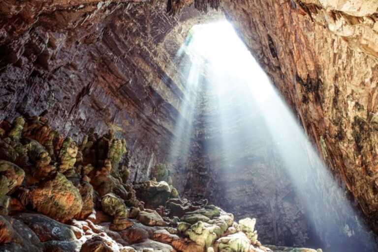 Turista scivola nelle grotte di Castellana: operatori del 118 gli immobilizzano la gamba e lo mettono in salvo