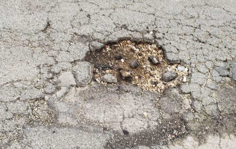 Tra buche e spazzatura le strade di Bari sono un colabrodo: un’odissea per auto e pedoni – VIDEO