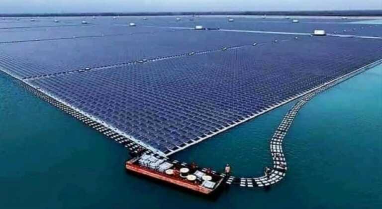 Pannelli galleggianti per produrre energia: il fotovoltaico “appoggiato” sulla superficie dell’acqua