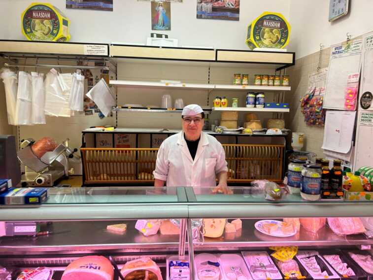 Brindisi, con la bottega nel Casale Gino sfida il tempo e le crisi