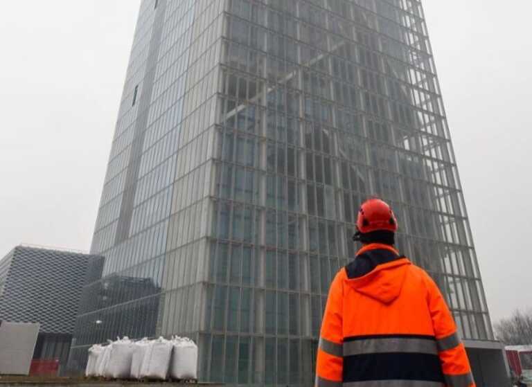 Galleria foto 'Torino, cade da una scala mentre lavora nel cantiere del palazzo della Regione: muore operaio salentino' - foto 1