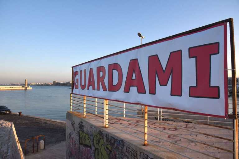 Galleria foto '“Guardami” e “Abbracciami”: messaggi d’amore per Bari sul molo di Sant’Antonio' - foto 1