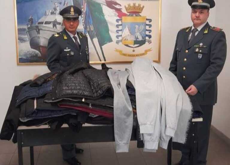 Jeans e giubbotti di marca ma falsi: i finanzieri donano in beneficenza 1.200 capi di abbigliamento