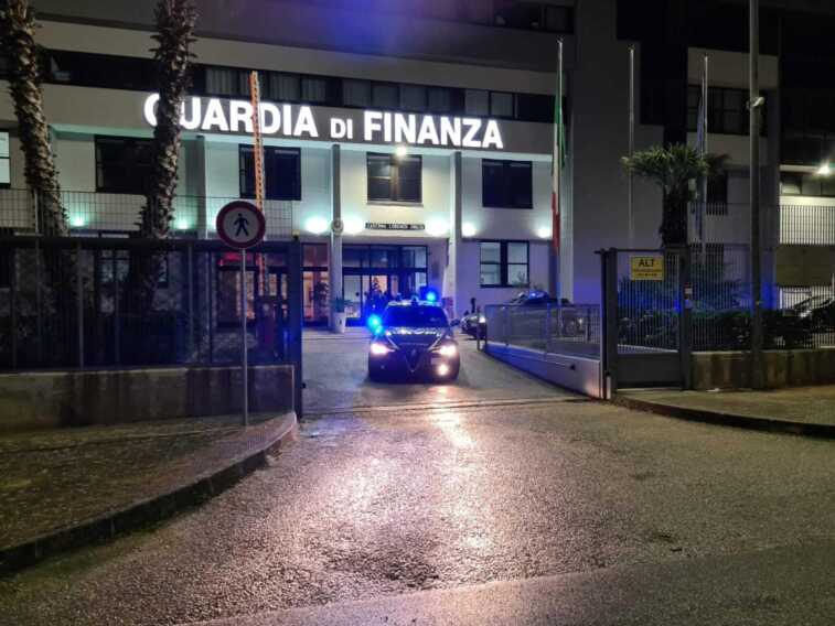 Taranto, sequestrati oltre 6mila prodotti non conformi e pericolosi. Due denunce