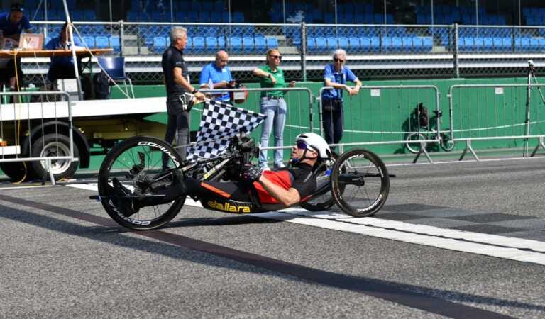 Taranto, il logo del Comune sulla divisa e sull’handbike di Leonardo Percoco: parteciperà a Obiettivo tricolore