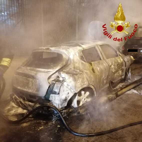 A fuoco un’auto ad Alezio: le fiamme danneggiano anche un palo della telefonia