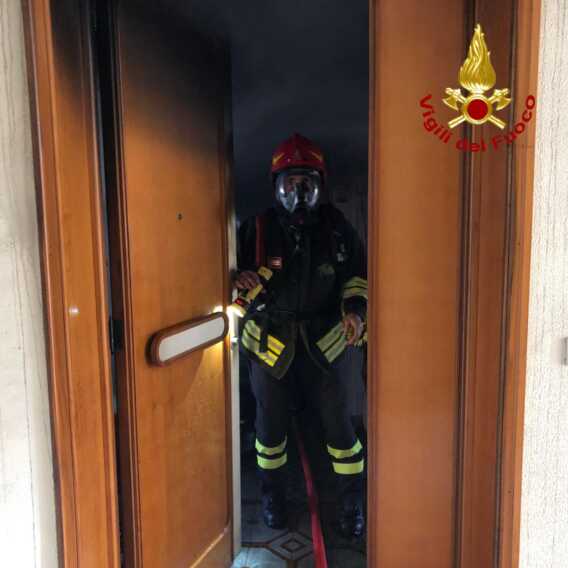 Galleria foto 'Lecce, dimentica di spegnere la coperta elettrica e scoppia l’incendio: salva una 90enne – FOTO' - foto 1