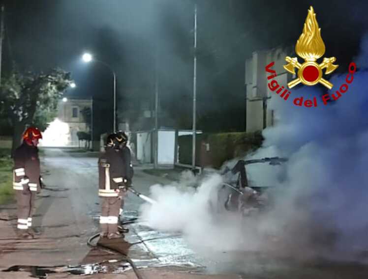 Galleria foto 'Altre due auto a fuoco nel Salento: fiamme a Surbo e a Carmiano – VIDEO' - foto 1