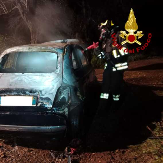 L’auto prende fuoco sulla Galatina-Copertino: salva una donna con i suoi figli