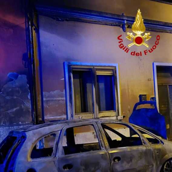 Galleria foto 'Fiamme in Salento: almeno cinque auto distrutte da due incendi a Seclì e Monteroni – FOTO' - foto 2