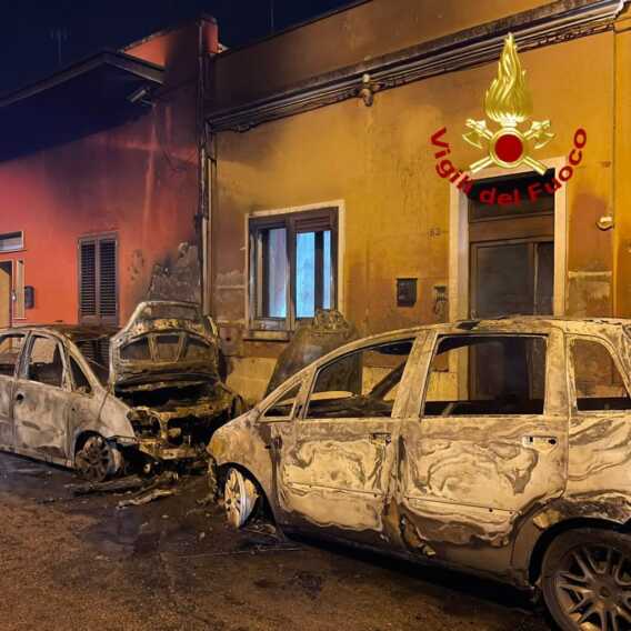 Fiamme in Salento: almeno cinque auto distrutte da due incendi a Seclì e Monteroni – FOTO