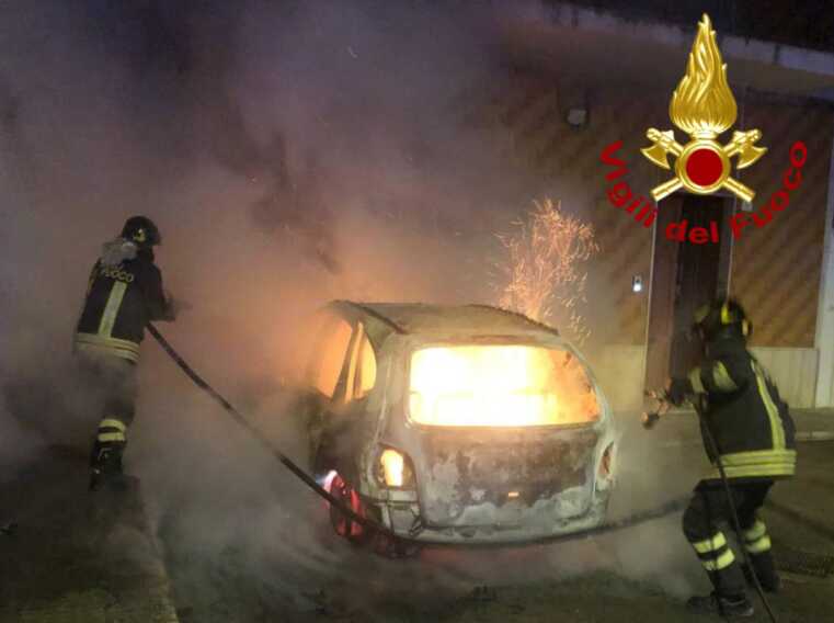Altre due auto a fuoco nel Salento: fiamme a Surbo e a Carmiano – VIDEO
