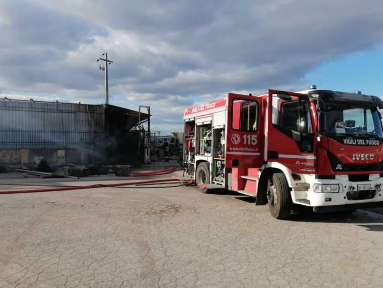 Fiamme in un deposito alla zona industriale di Canosa: distrutto un camper, nessun ferito