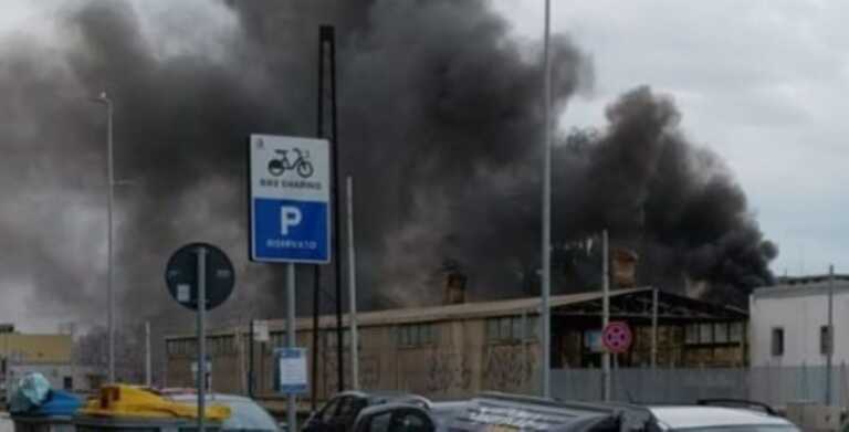 Bari, fiamme in un deposito abbandonato vicino alla stazione: fuoco partito da alcune pedane