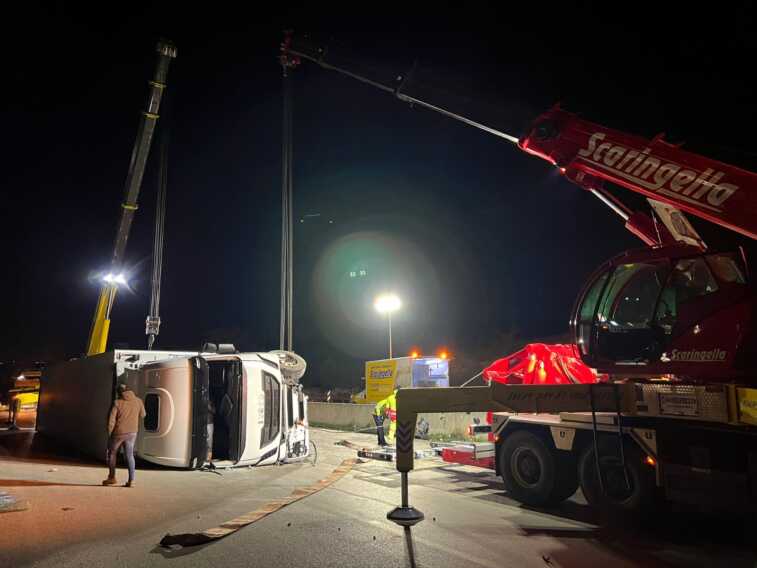 Tir si ribalta sulla provinciale tra Canosa e Andria: strada chiusa per 4 ore nella notte. Ferito il conducente