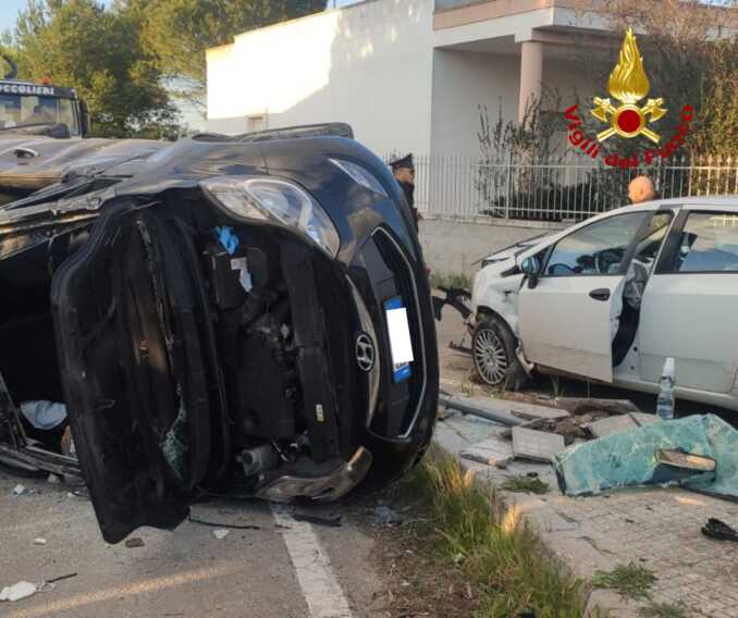 Galleria foto 'Scontro tra due auto in Salento, una si ribalta: 45enne in ospedale' - foto 1