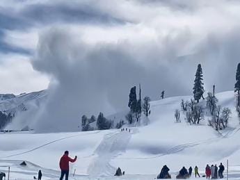 Galleria foto 'India, valanga travolge resort su Himalaya: morti 2 turisti stranieri' - foto 1