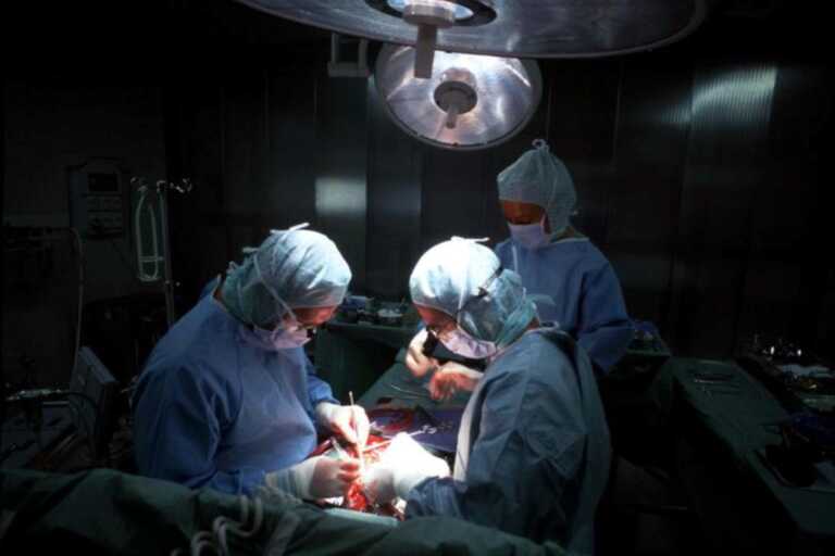 Cresce la cura dei tumori ginecologici in Puglia, Emiliano: «Presto nuove assunzioni in sanità»