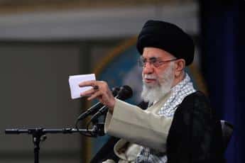Galleria foto 'Iran, Khamenei grazia decine di migliaia di detenuti: molti sono manifestanti' - foto 1