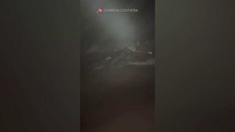 Galleria foto 'Tragedia Crotone, prime immagini dei soccorsi della Guardia Costiera' - foto 1