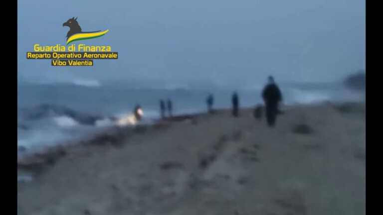 Galleria foto 'Tragedia Crotone, Gdf impegnata in recupero corpi sulla spiaggia' - foto 1