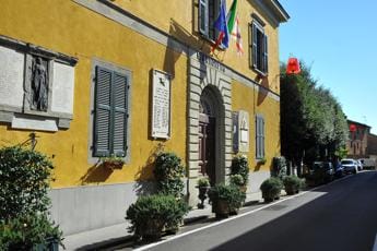 Galleria foto 'Lajatico, volantino omofobo contro il sindaco: “Figli, non omosessuali”' - foto 1