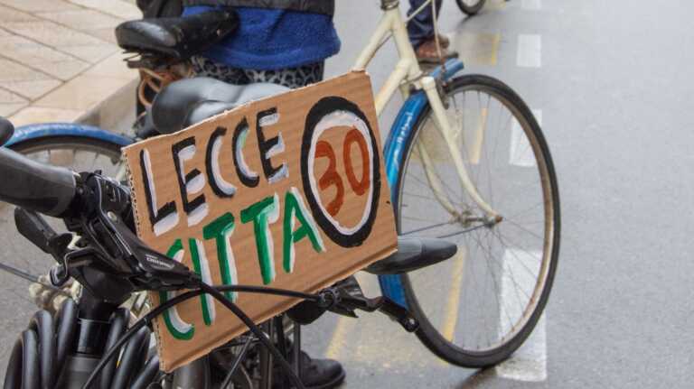 “Leccepedala” scrive al sindaco: «In centro a 30 all’ora». Ma per l’Aci sarebbe pericoloso e inutile