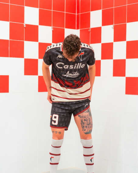 L’iconico “trenino” sulla maglia del Bari: ecco le divise speciali per celebrare storia e tradizione L’iconico “trenino” sulla maglia del Bari: ecco le divise speciali per celebrare storia e tradizione