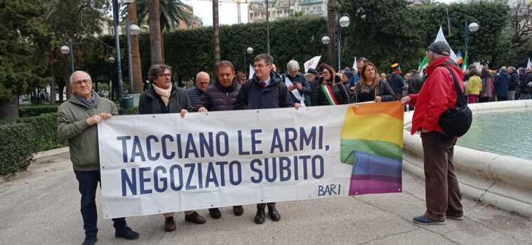 Bari scende in piazza per la pace: «Basta armi, subito un negoziato» – VIDEO