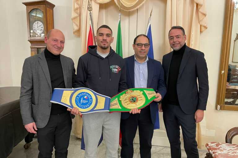 Il campione di boxe Rossetti accolto da Melucci: «Un figlio di Taranto capace di farci sognare»