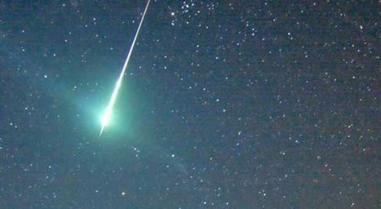 Segnalazioni sui social: meteorite nei cieli di Puglia e Basilicata. «Scia luminosissima, poi un boato»