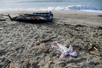 Galleria foto 'Naufragio migranti Crotone, le testimonianze nei verbali dei superstiti' - foto 1