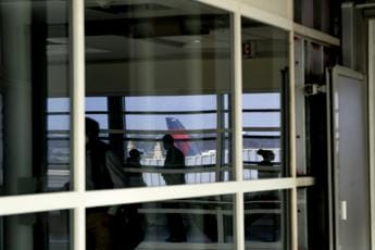 Galleria foto 'Neonato senza biglietto, lasciano figlio al check in per prendere aereo' - foto 1