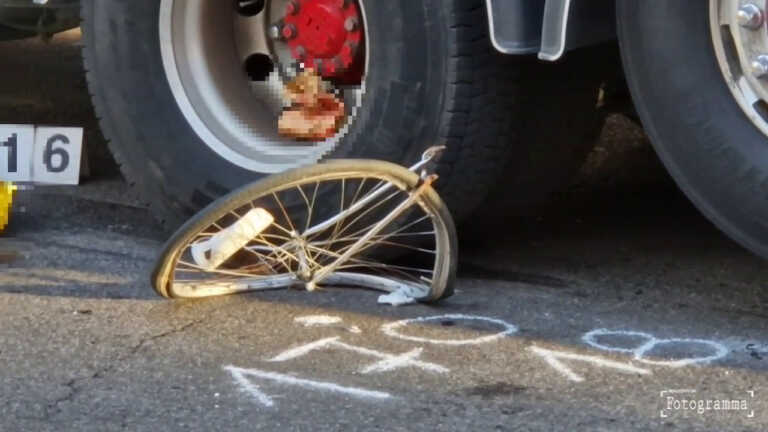 Galleria foto 'Donna in bicicletta muore a Milano travolta da un tir, le immagini' - foto 1