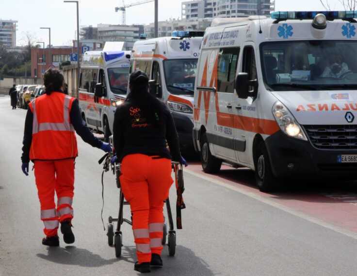 Auto contro il guard-rail e impatto contro una moto. Due morti nel Potentino
