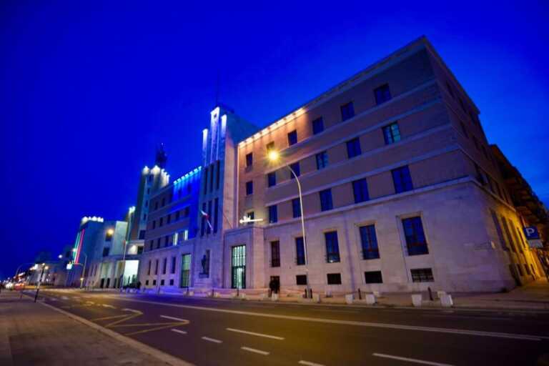 Un anno dall’invasione russa: ucraini in piazza a Bari. E la Regione si illumina di giallo e blu