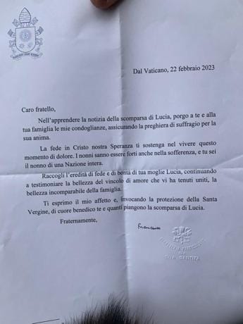 Galleria foto 'Papa scrive a Banfi per la morte della moglie: “Nonni forti anche nella sofferenza”' - foto 1