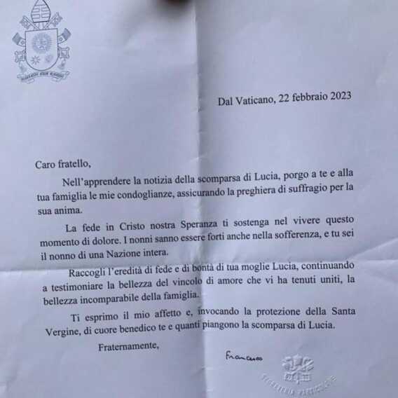 La lettera di Papa Francesco a Lino Banfi: «Raccogli l’eredità di fede e di bontà di tua moglie Lucia»