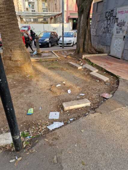 Galleria foto 'Rifiuti, incuria e spaccio: piazza Umberto di nuovo nel degrado. «La soluzione? Subito il restyling» – FOTO e VIDEO' - foto 8