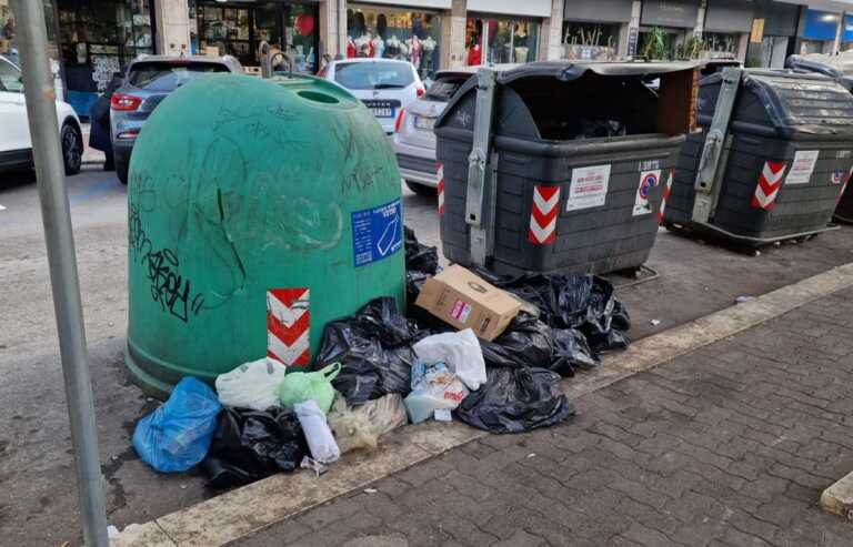 Rifiuti, incuria e spaccio: piazza Umberto di nuovo nel degrado. «La soluzione? Subito il restyling» – FOTO e VIDEO