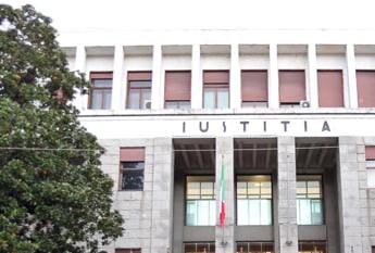 Galleria foto 'Pisa, ordigno inesploso a un ingresso del tribunale' - foto 1