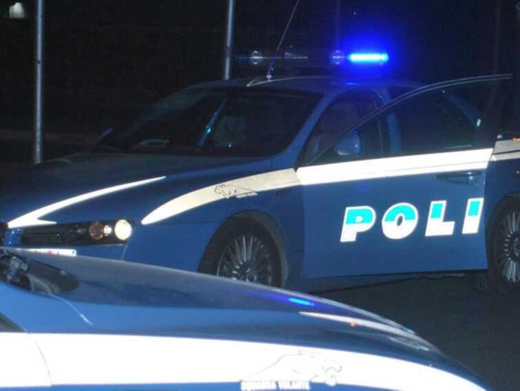 Foggia, armati e con il volto coperto picchiano e rapinano un commerciante in pieno centro