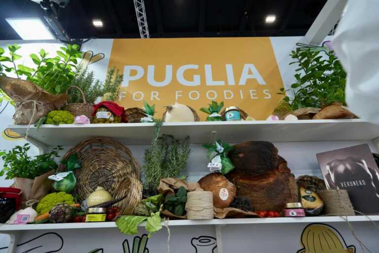 Santanché visita lo Stand Puglia alla Bit: «Avete imprenditori lungimiranti e una regione meravigliosa» – FOTO e VIDEO
