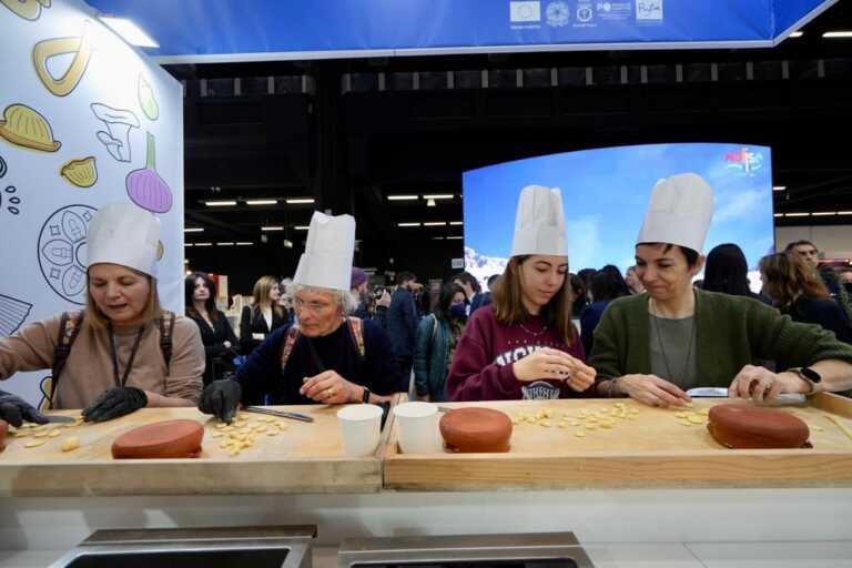 Santanché visita lo Stand Puglia alla Bit: «Avete imprenditori lungimiranti e una regione meravigliosa» – FOTO e VIDEO