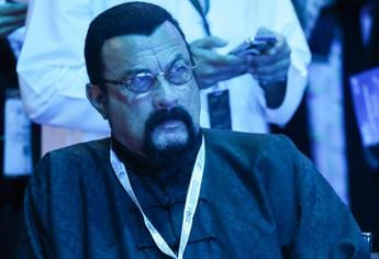 Galleria foto 'Putin premia Steven Seagal con l’Ordine dell’Amicizia della Russia' - foto 1