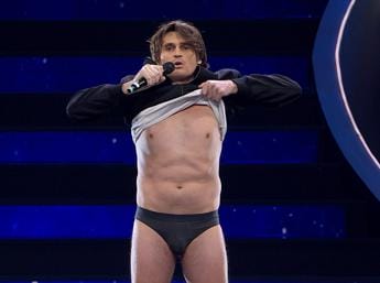 Sanremo 2023, il monologo di Angelo Duro. Amadeus: “Mia carriera finisce qui…”